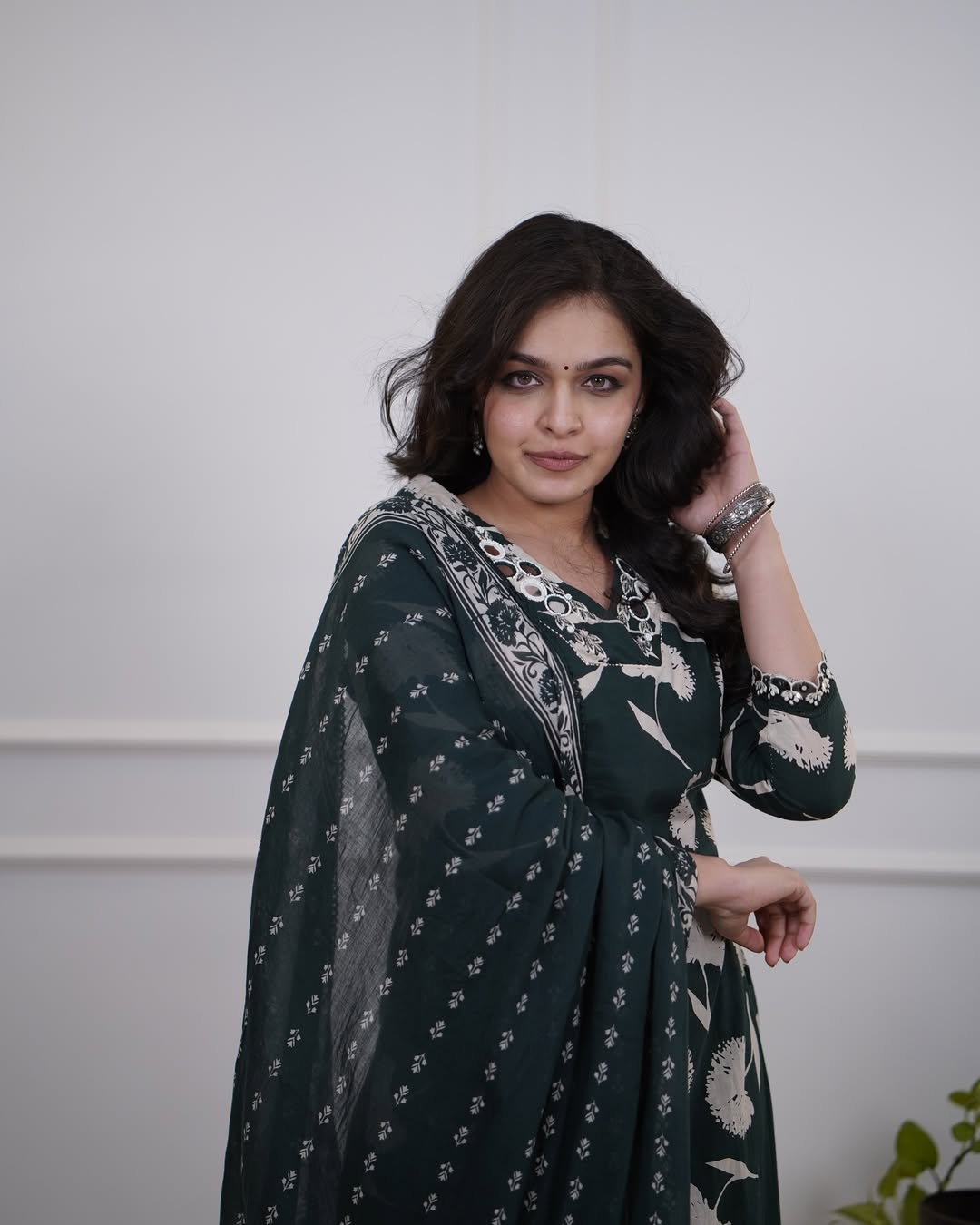 Women's Dark Green Floral Kurta Set with Aari Work