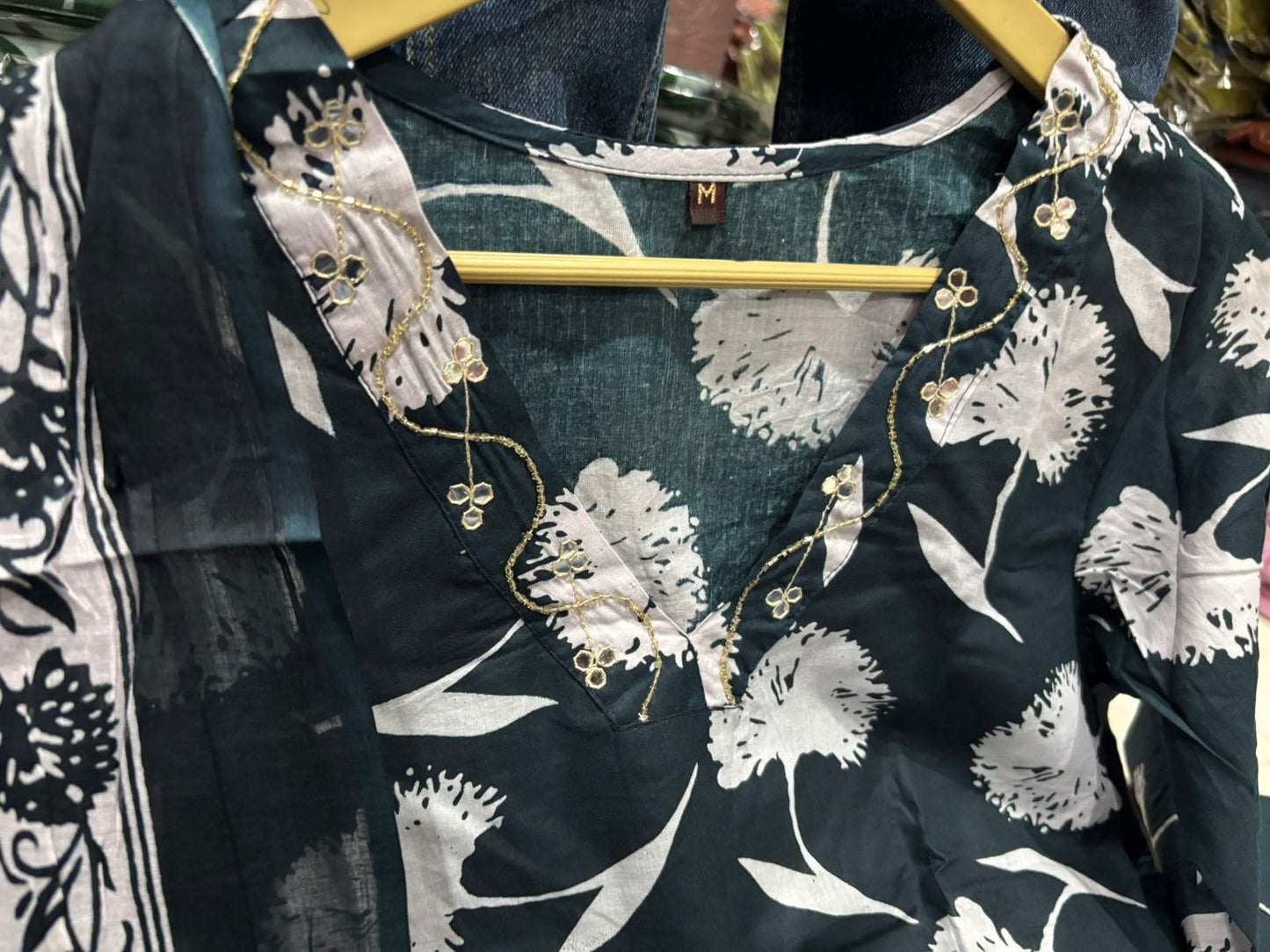 Women's Dark Green Floral Kurta Set with Aari Work